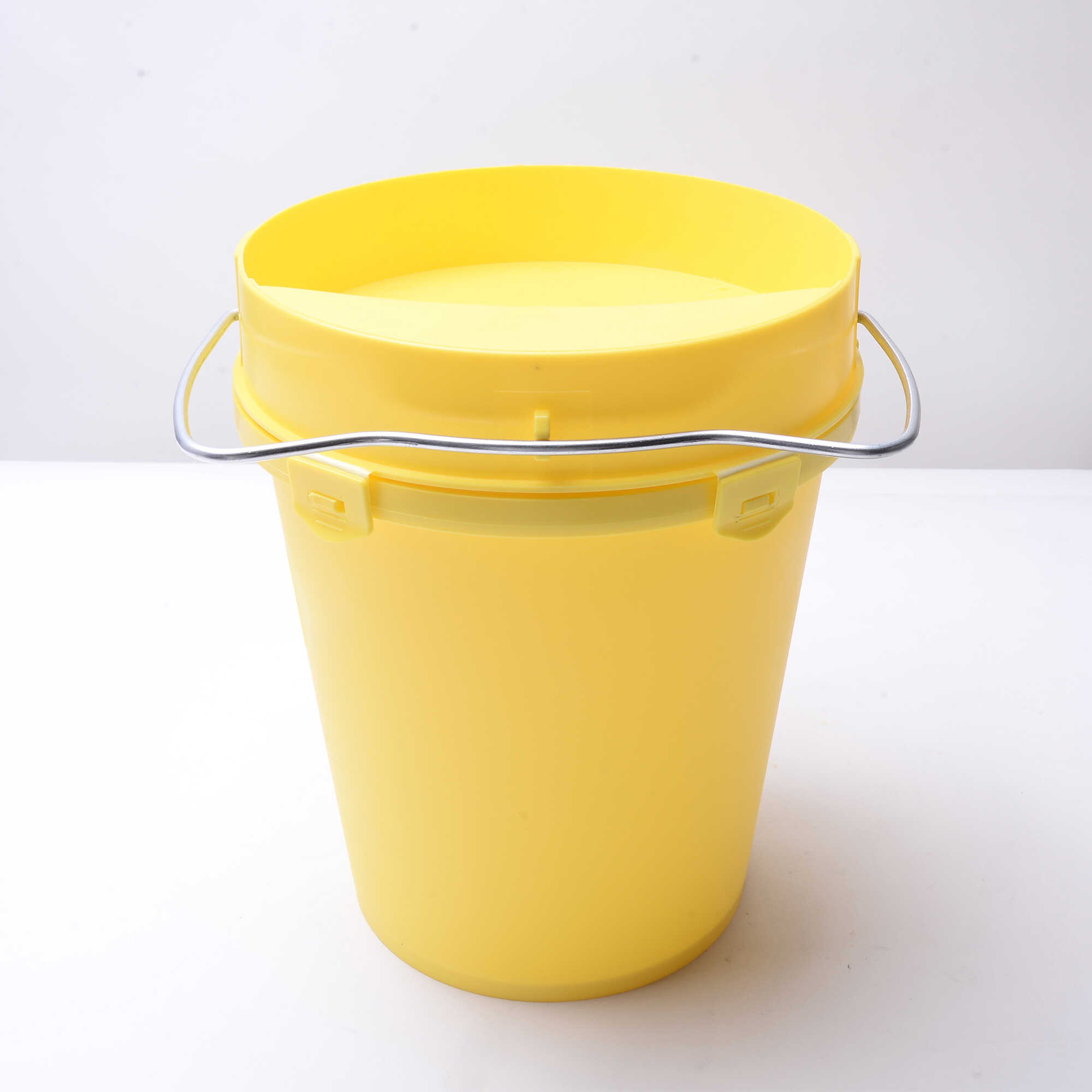 Bebedero cubo de plástico - 5,5 l. amarillo